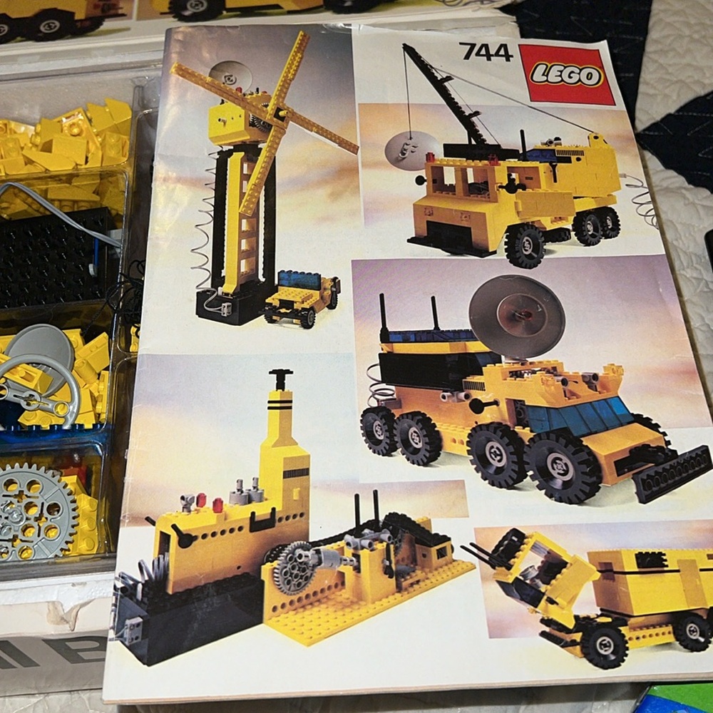 Vintage 1980 Lego Universal Building Set with motor 744 - Picture 3 of 16
